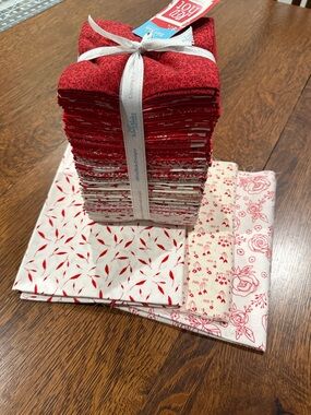 Red and Cream Quilting Fat Quarter Bundle plus 1.5 yards coordinated fabric
